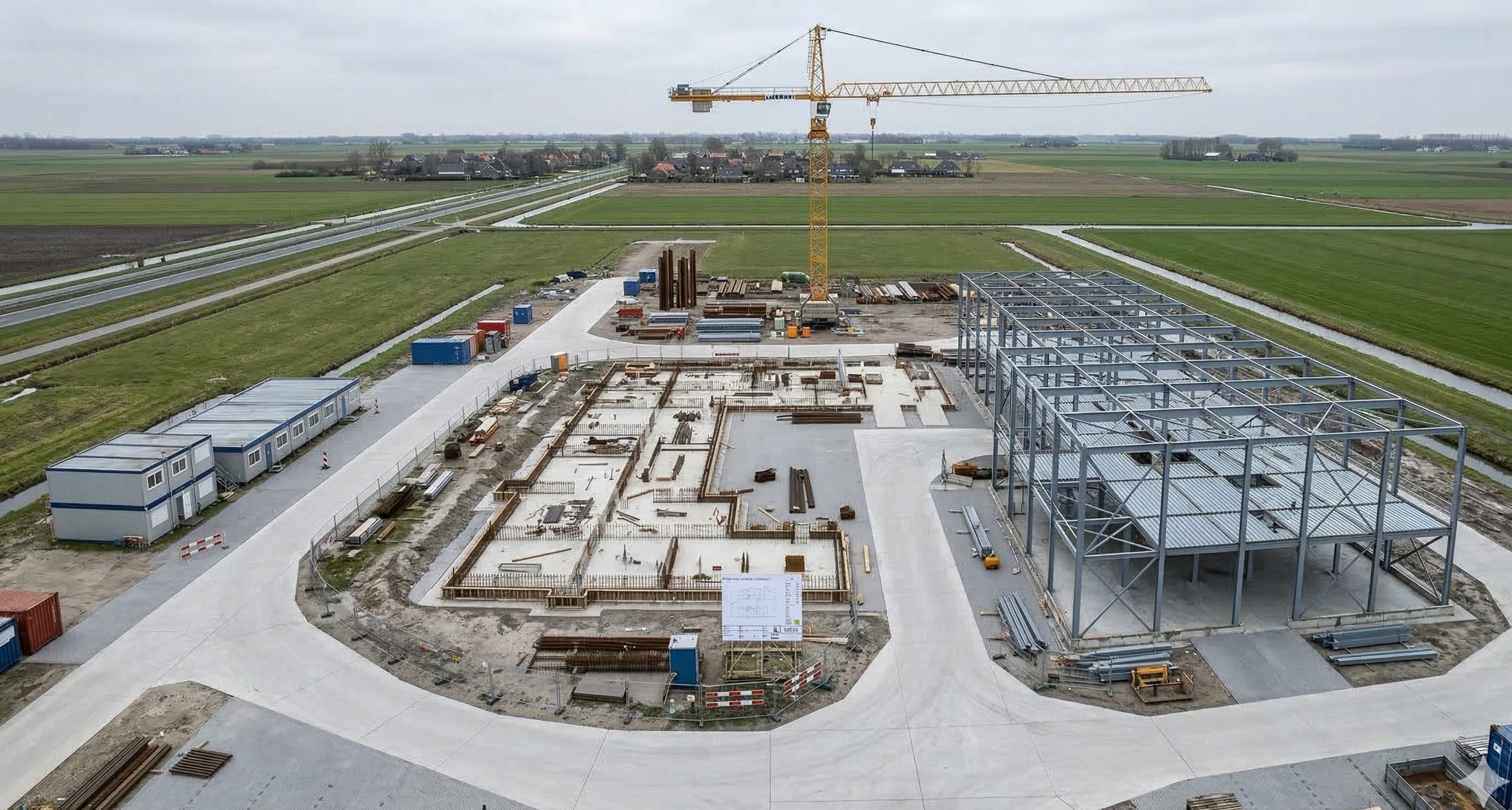 Luchtfoto van een Nederlandse bouwplaats met kraan